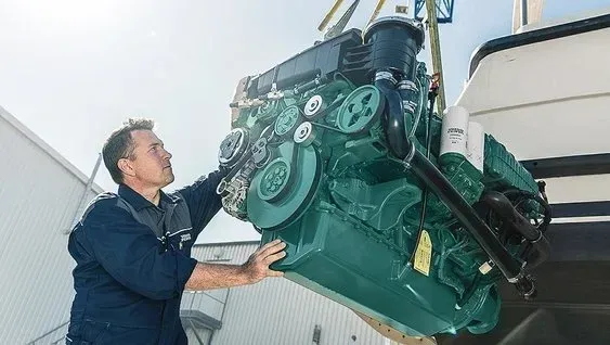 Motorservice och reparationer vid Lagerviks Båtvarv på Blidö