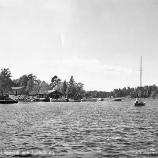 Äldre svartvit bild av Lagervik och Furholmen, sett från vattnet
