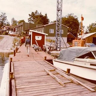 Äldre färgbild av bryggan och varvsbyggnaderna vid Lagervik